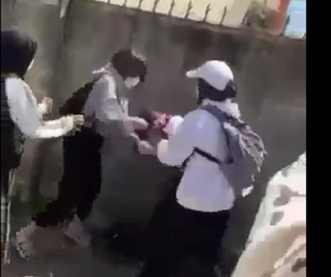 nu sinh danh nhau anh 1