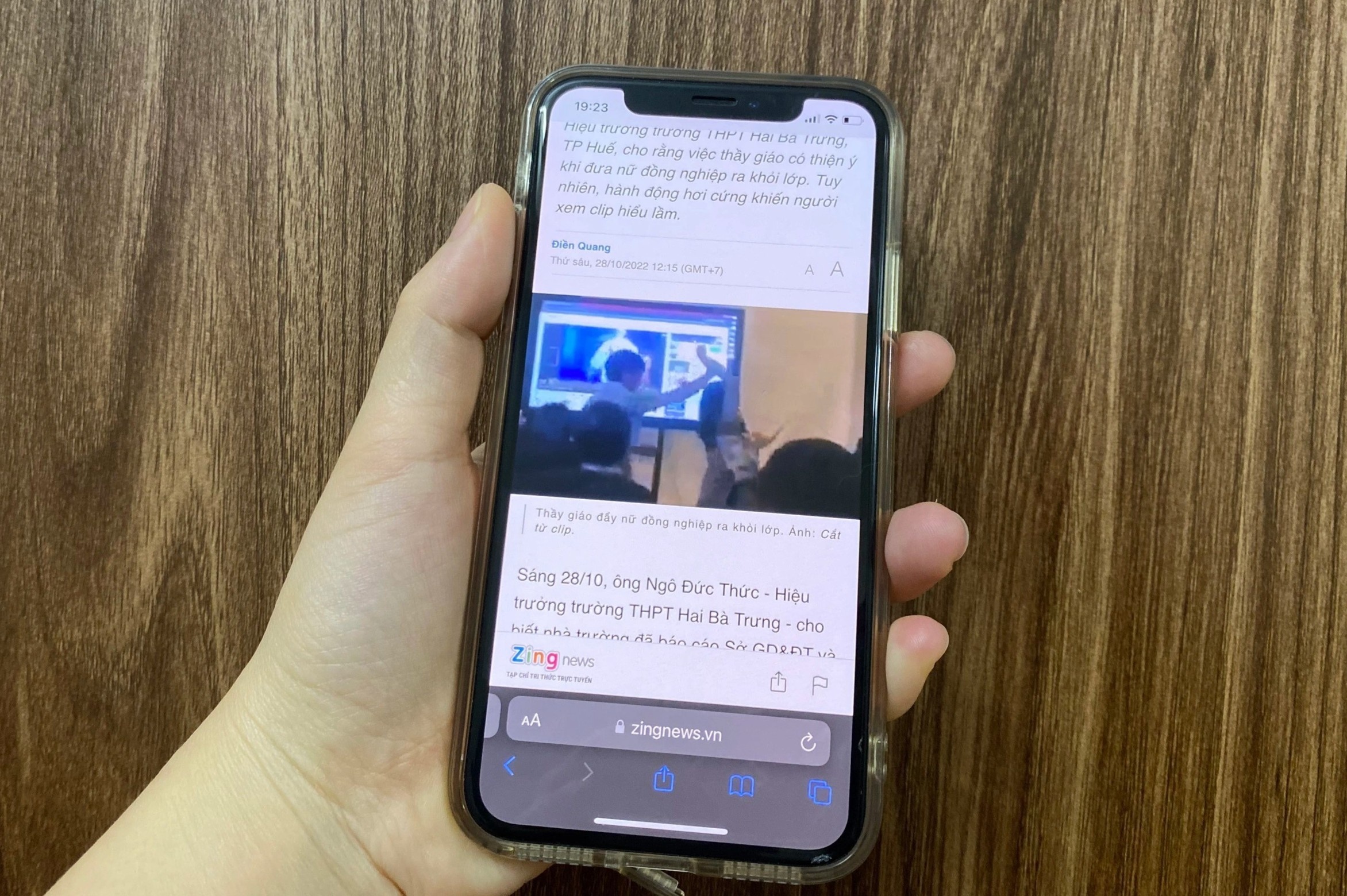 Ai co loi trong vu co giao bi dong nghiep duoi ra khoi lop? hinh anh