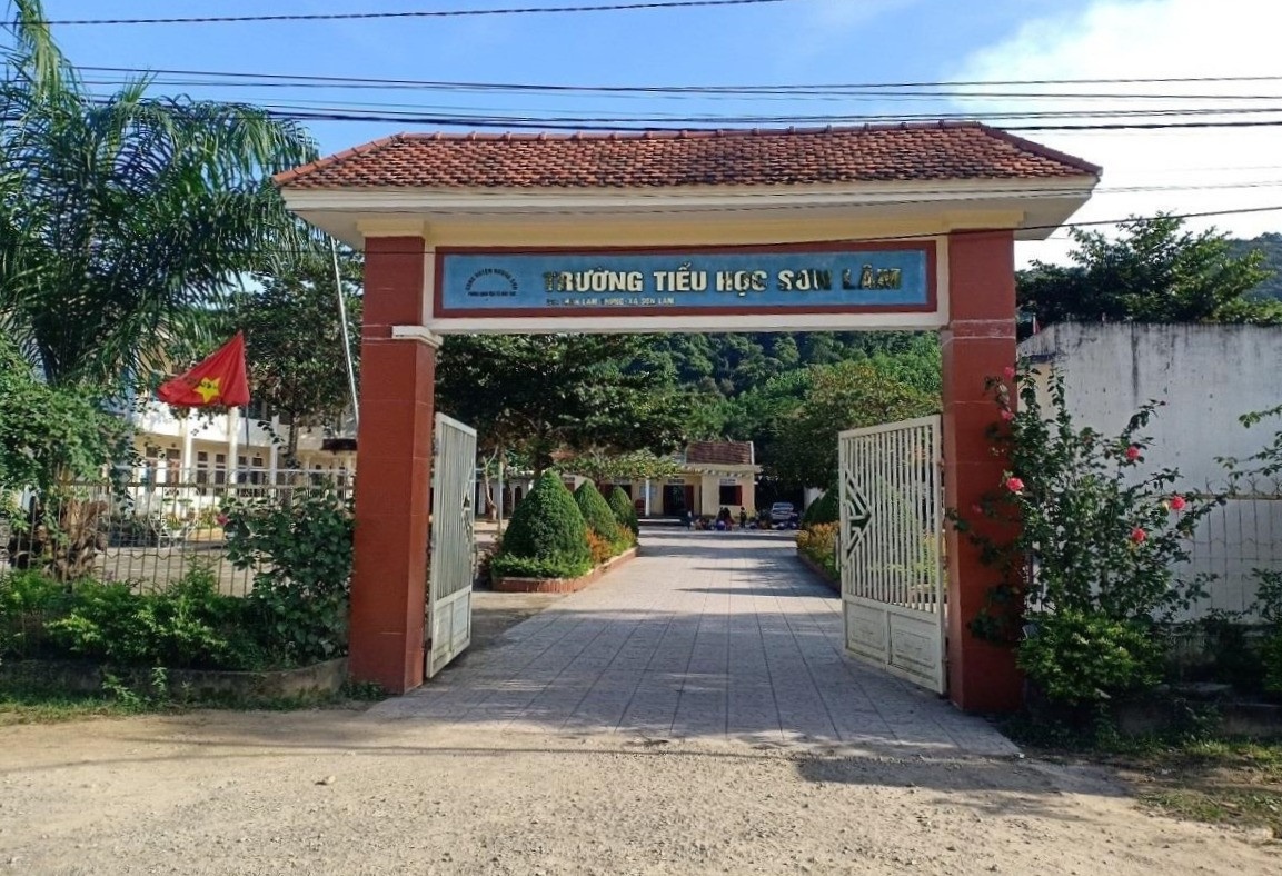 Xem xet hanh vi neu ten hoc sinh giua truong cua hieu truong bi ep quy hinh anh