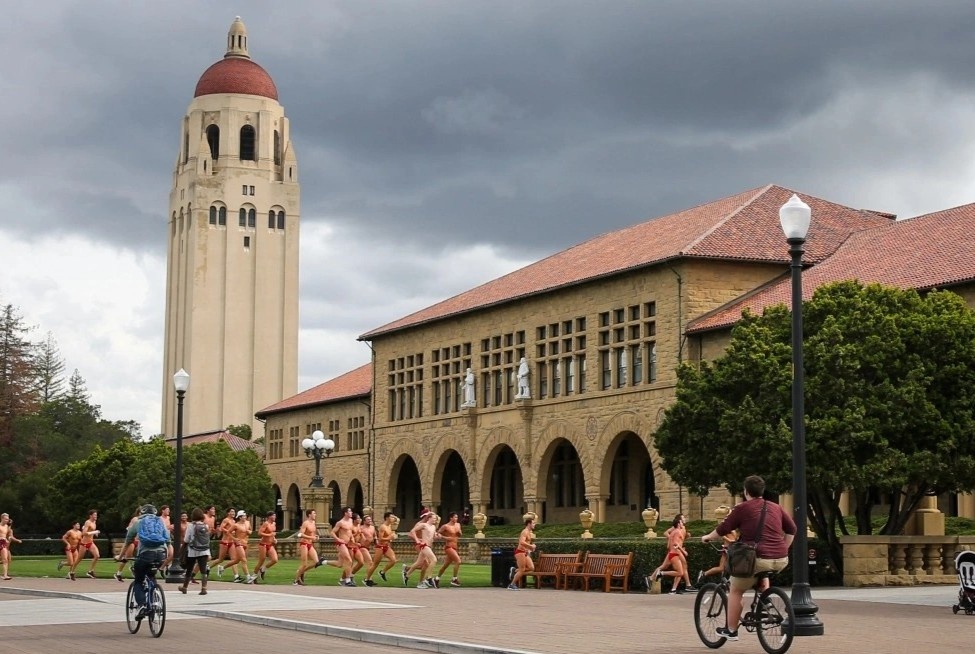 Stanford siet chat an ninh sau vu nguoi ngoai tra tron vao ky tuc xa hinh anh