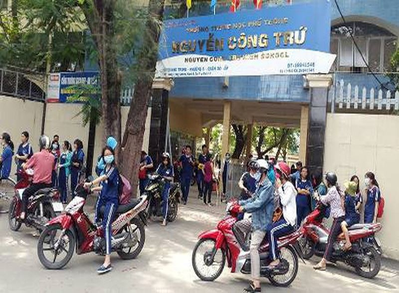 Hieu truong, hieu pho o TP.HCM bi nhac nho vi hoc sinh duoc nang diem hinh anh