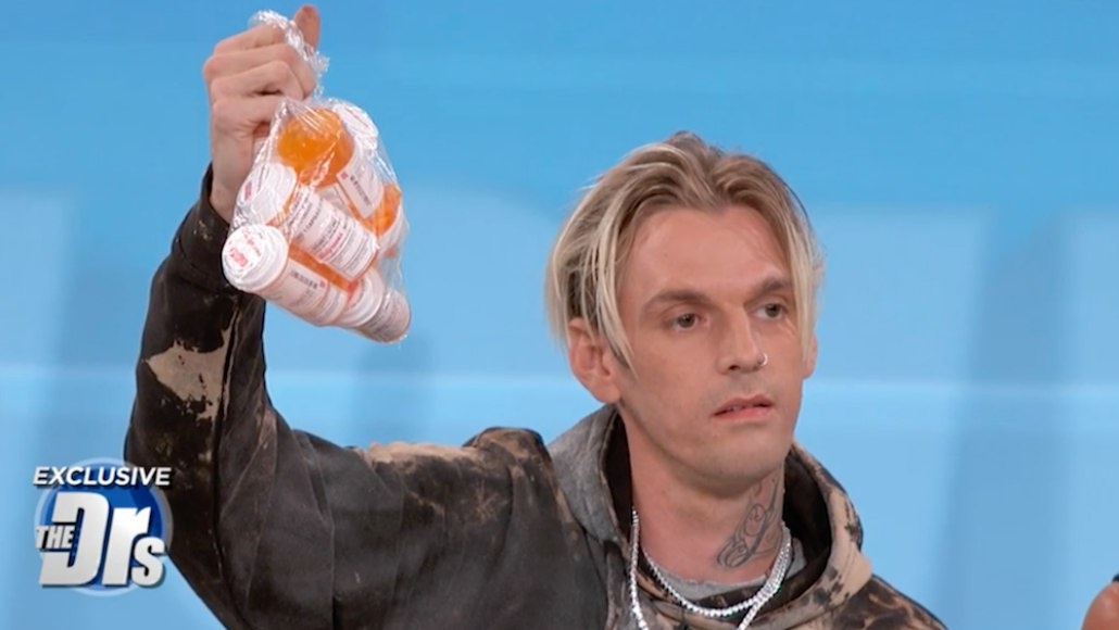 Chiec tui day lo thuoc cua Aaron Carter hinh anh