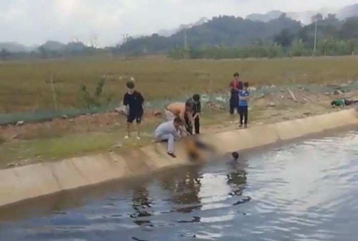 Lao xuong muong cuu ban nu, hoc sinh lop 5 duoi nuoc thuong tam hinh anh