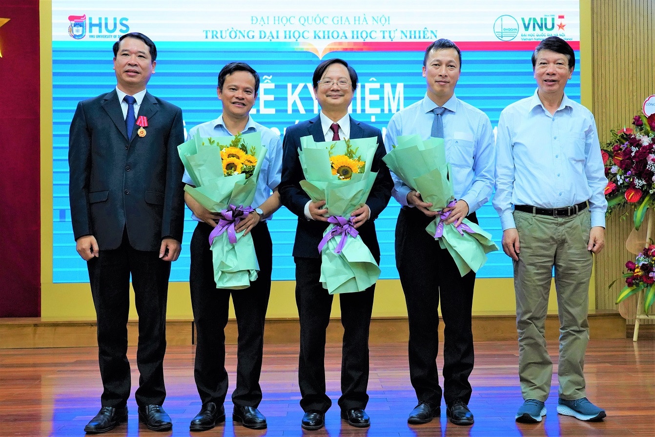 Hieu truong Dai hoc Khoa hoc Tu nhien (DHQGHN) duoc phong giao su hinh anh