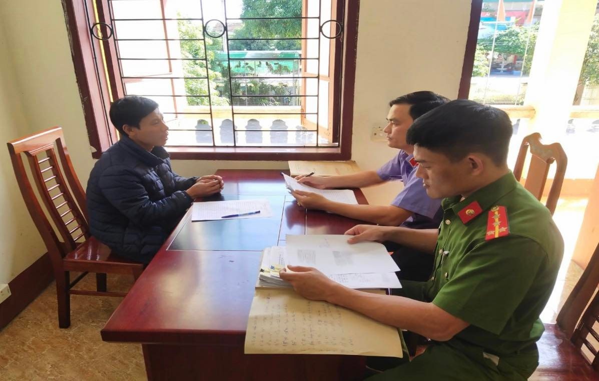 Dinh chi vu an phu huynh vac dao ep hieu truong quy xin loi hinh anh