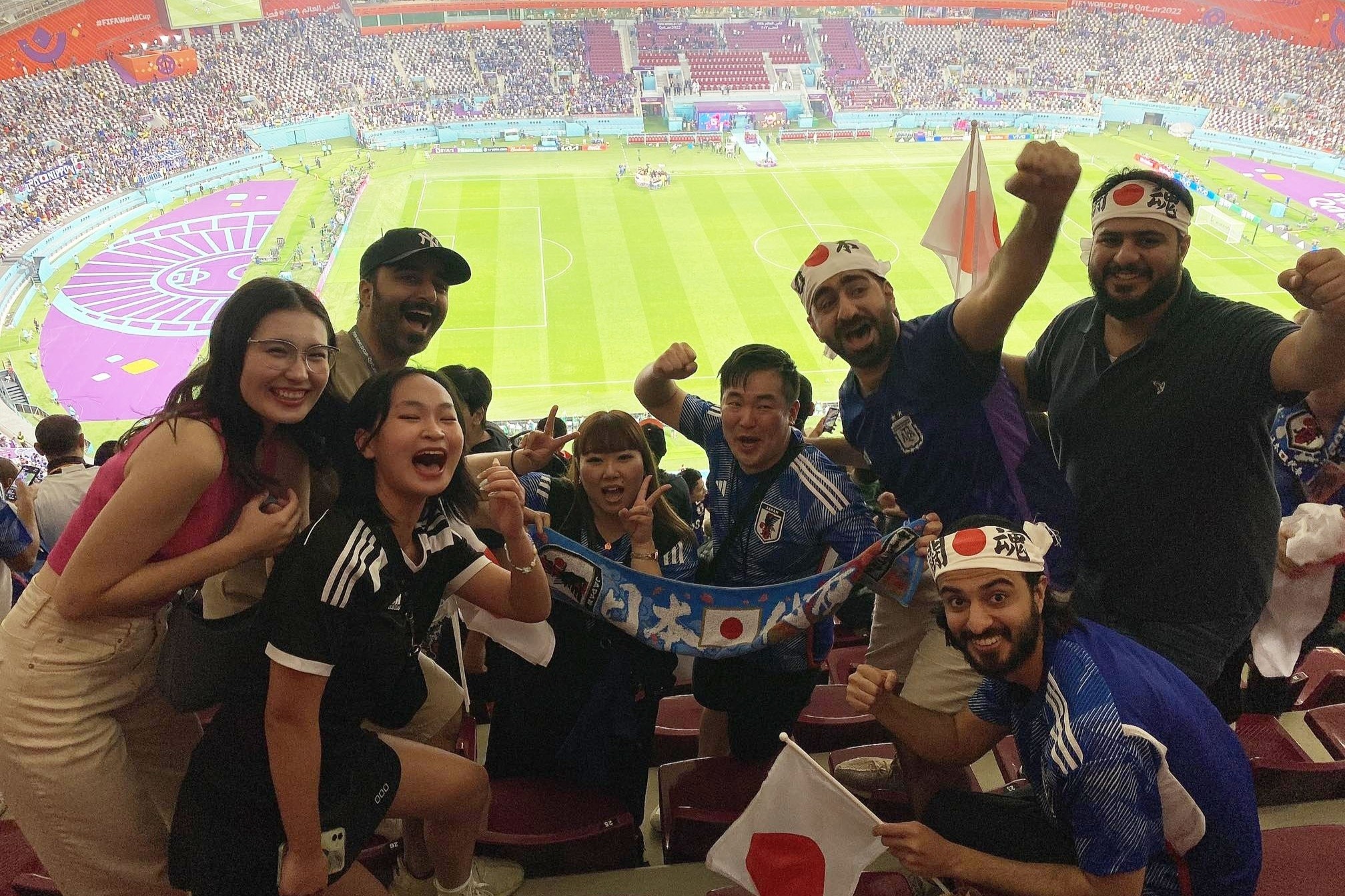 Sinh vien Viet o Qatar lam them mua World Cup hinh anh