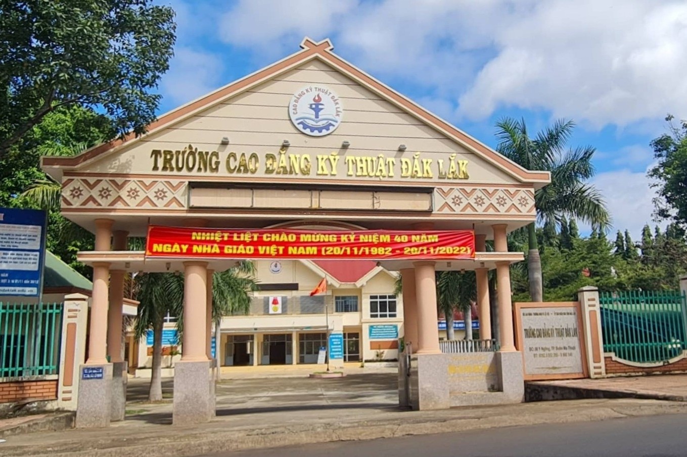 Truong cao dang tuyen sinh 'chui' 243 hoc sinh hinh anh