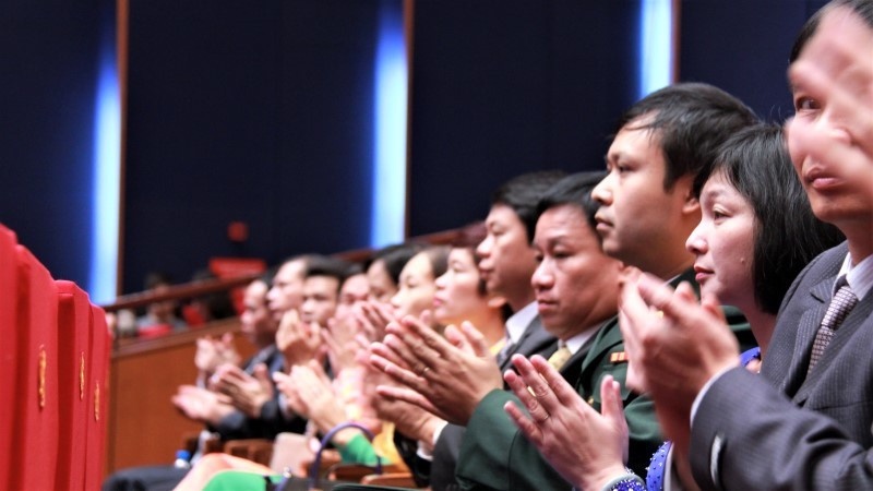 Ve Hau Giang lam viec, giao su nhan 300 trieu, tien si 200 trieu dong hinh anh