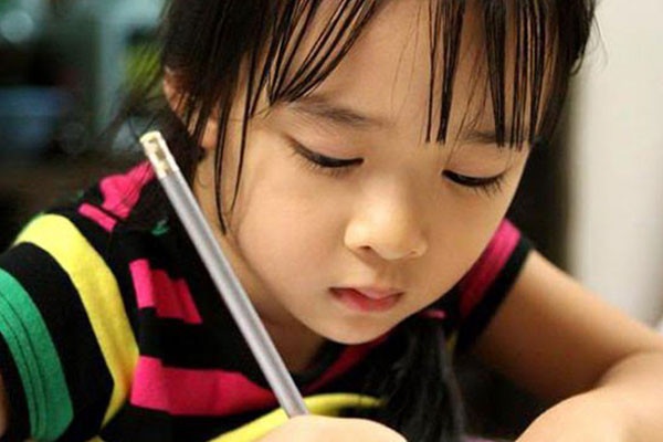 Kiet suc vi bai vo lop 1, con gai nhieu lan khoc nuc no hinh anh