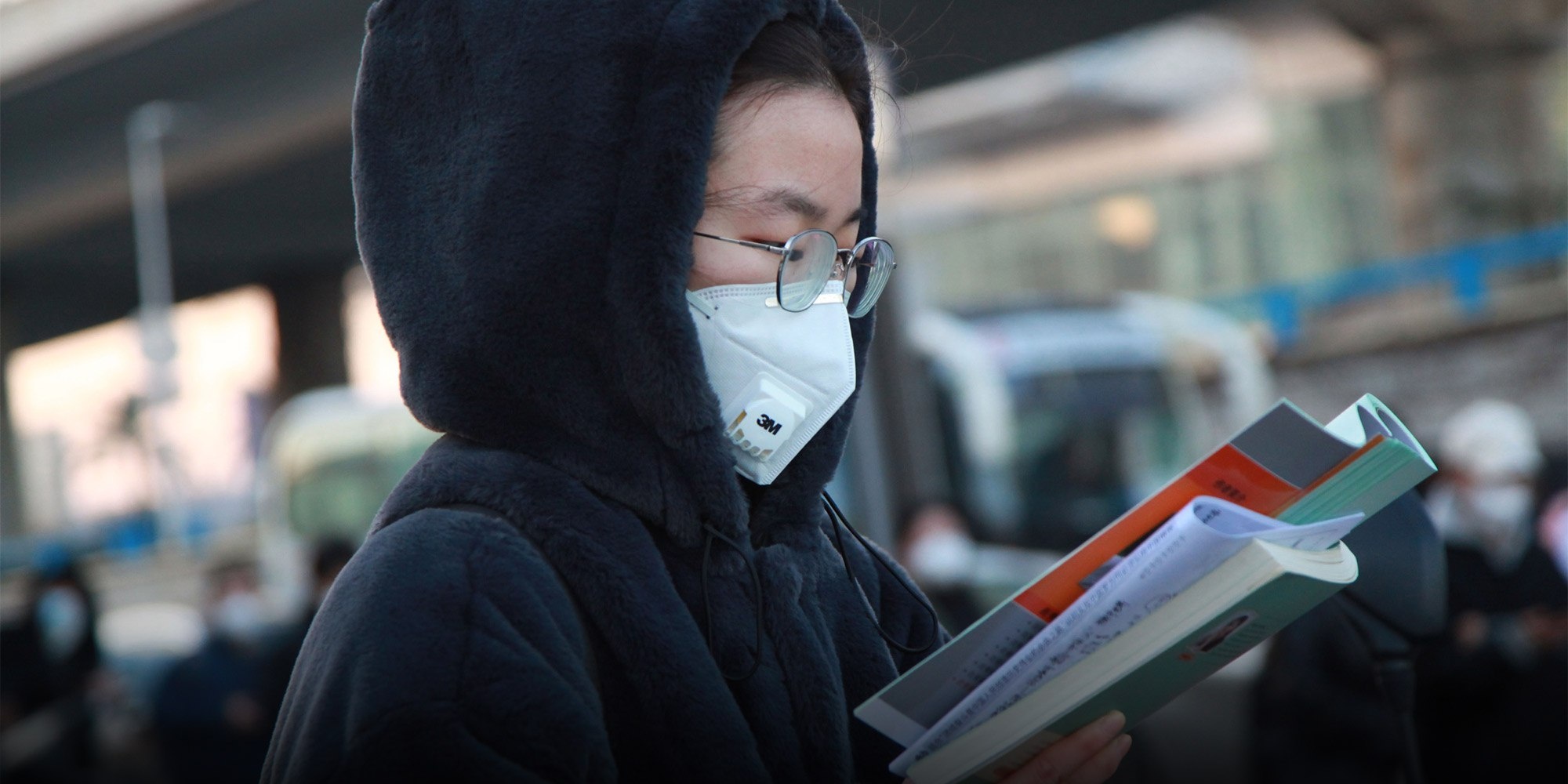 Sinh vien Trung Quoc bat chap di thi du dang mac Covid-19 hinh anh