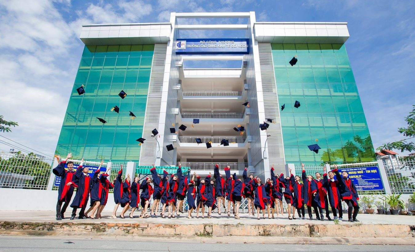 Sinh vien buc xuc vi phai nop tien may lanh theo tin chi hinh anh