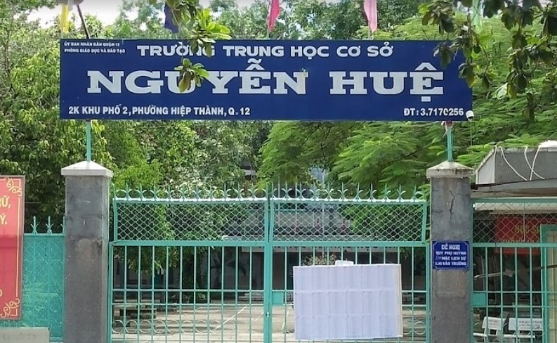 Nu sinh o TP.HCM dap dau ban vao tuong trong nha ve sinh hinh anh