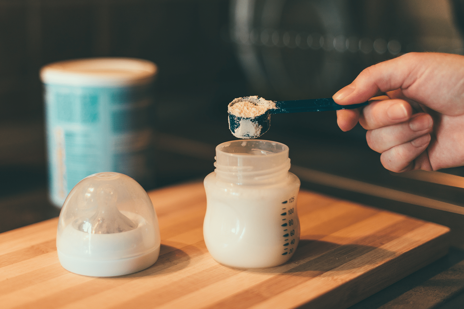 cho tre dung sua me anh 1