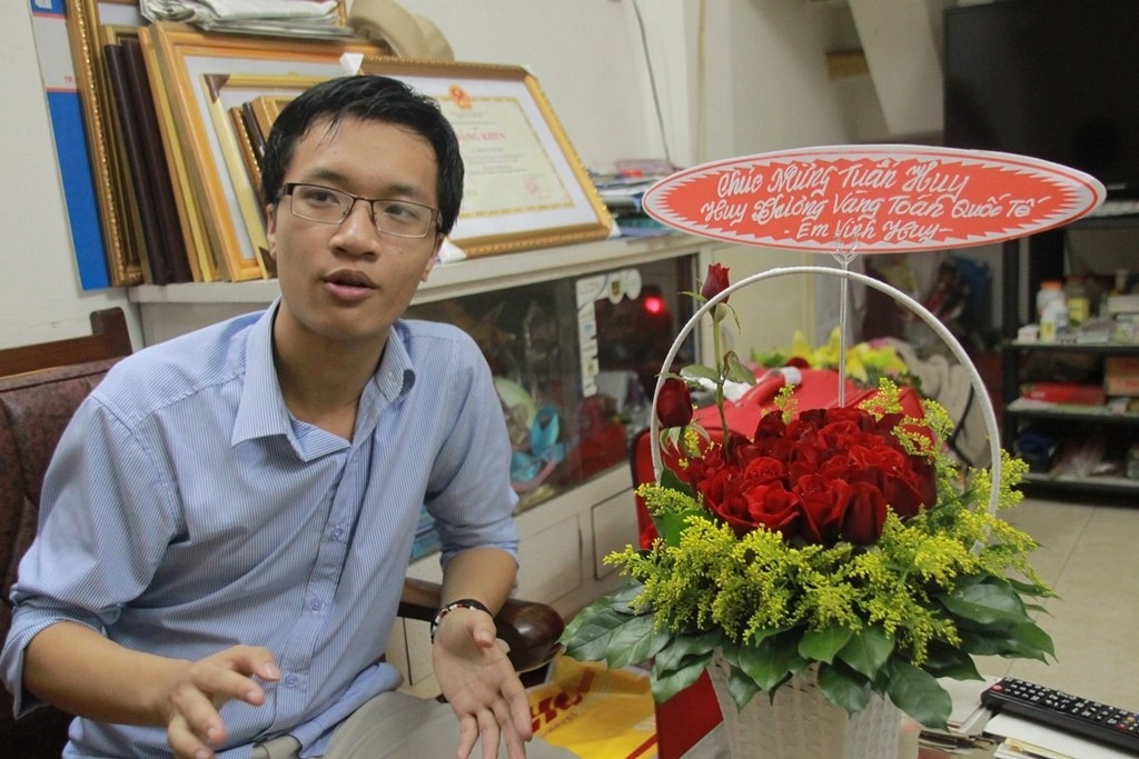 Thay giao cu ke ve 'cau be vang' vua nhan hoc bong Clay hinh anh