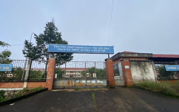 Cho thoi chuc hieu truong khong day hoc nhung van nhan tien dung lop hinh anh