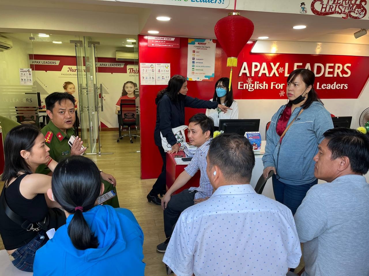 Phu huynh TP.HCM keo den Apax Leaders doi lai 2,2 ty dong hoc phi hinh anh