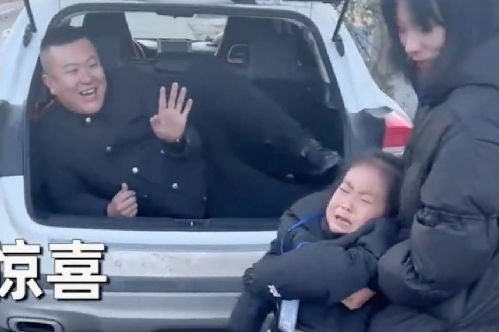 Con gai bat khoc khi phat hien trong cop xe chi co bo ma khong co qua hinh anh