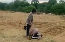 Nu sinh o Quang Binh bi ban bat quy, bo qua hai chan hinh anh