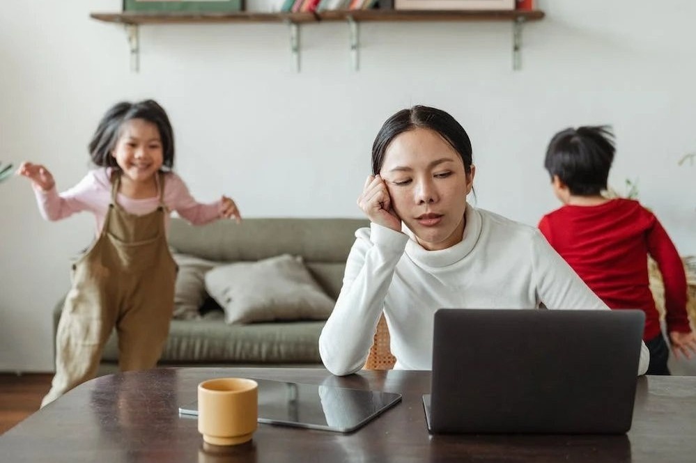 Nguoi tre Trung Quoc khong dam sinh them con vi thieu nguoi cham hinh anh