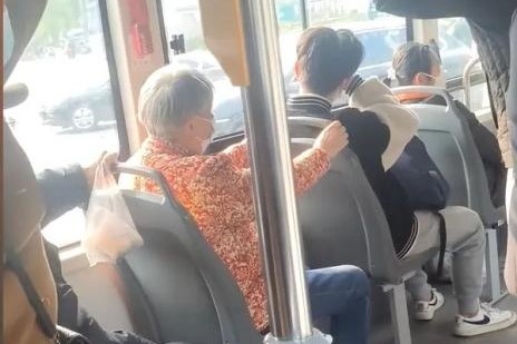 Nam sinh Trung Quoc bi mang vi khong nhuong ghe cho nguoi lon tuoi hinh anh