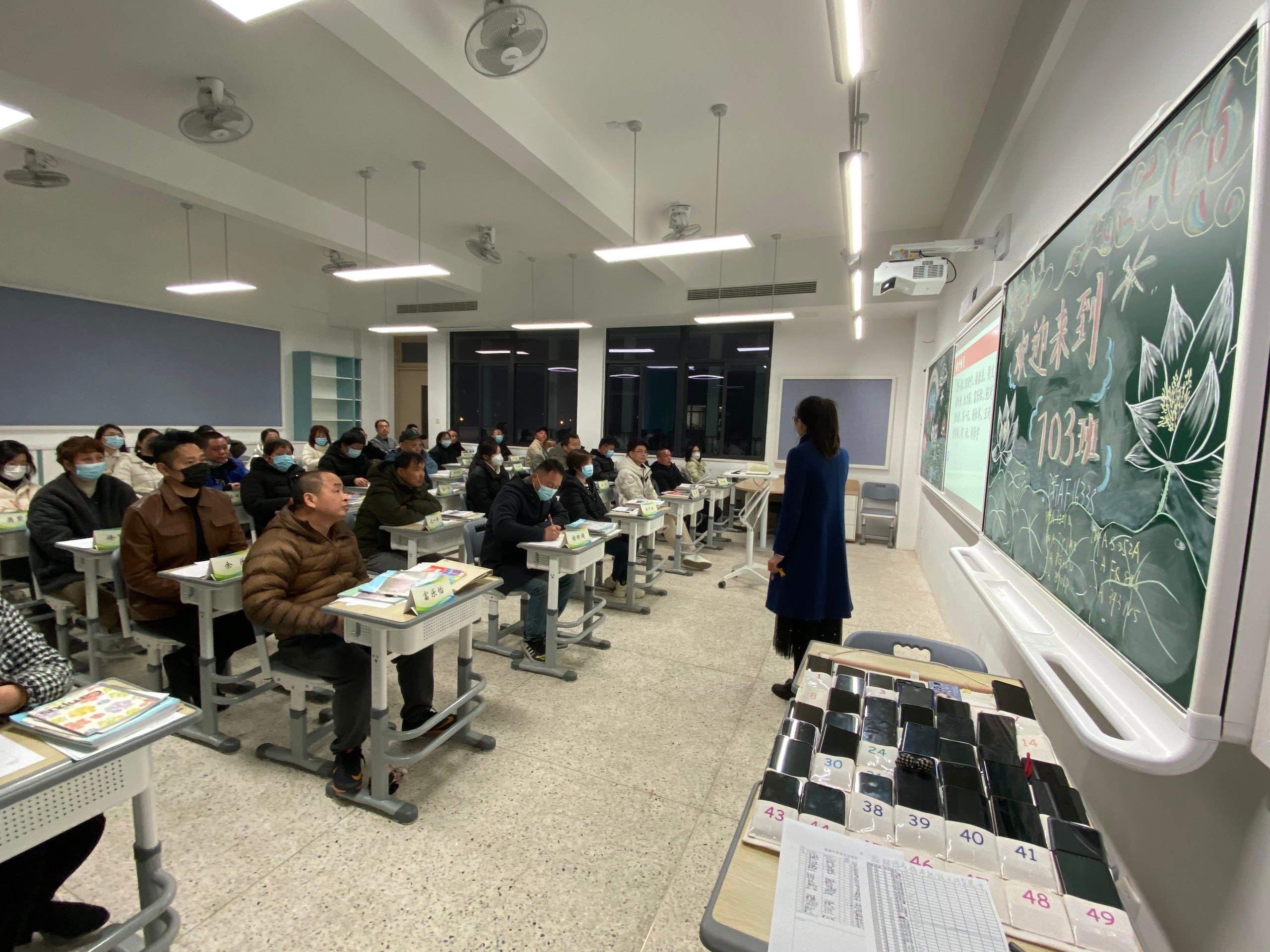 hoc sinh dung dien thoai anh 1