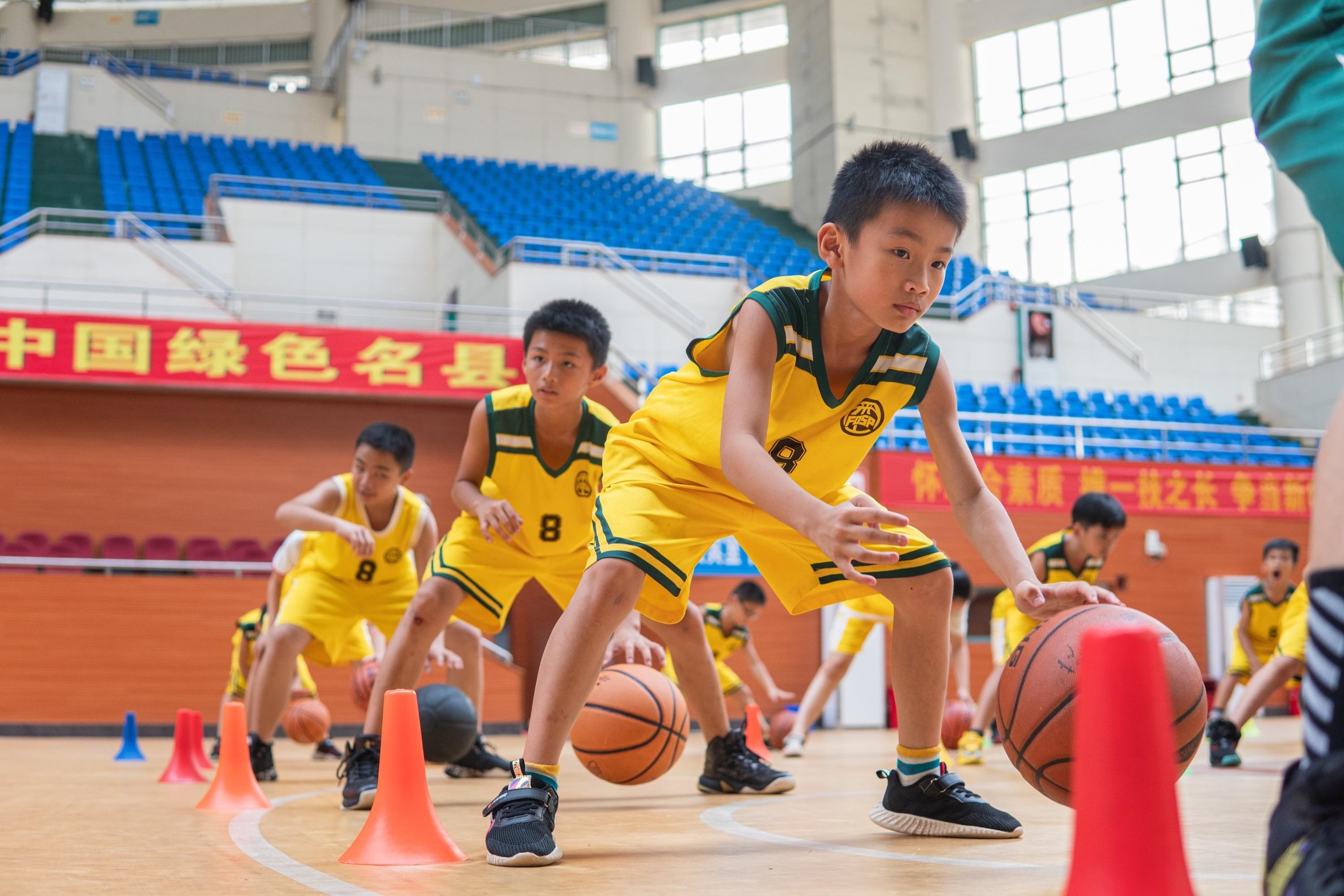 Chi gan 1,5 trieu USD mua lai trung tam bong ro noi con trai theo hoc hinh anh