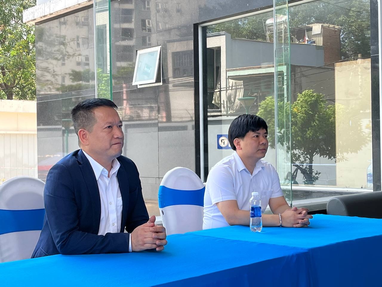 Apax Leaders mo lai anh 1