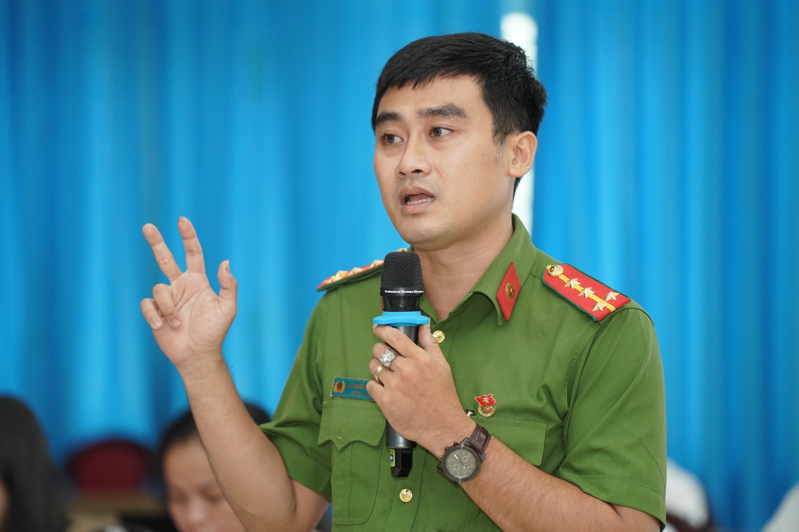 Cong an noi ve lo hong lam lo thong tin trong vu lua 'con cap cuu' hinh anh