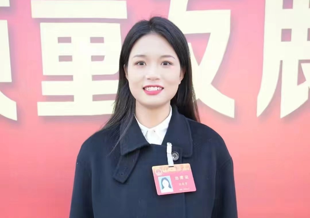 Co gai bo viec nhe luong cao ve que lam truong thon hinh anh