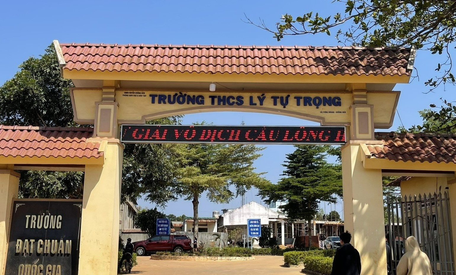 Hieu truong bo lich day du duoc phan cong theo quy dinh hinh anh