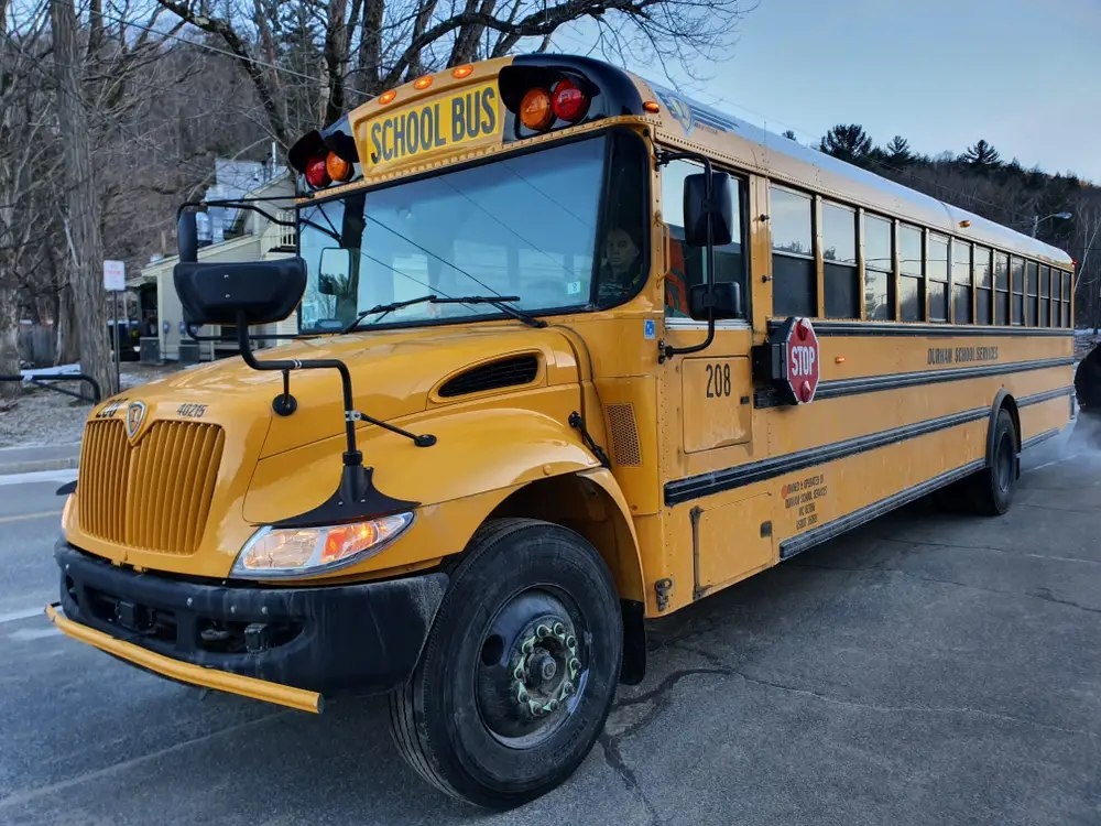 Hoc sinh suyt bi nguoi la bat coc khi dung cho xe buyt hinh anh