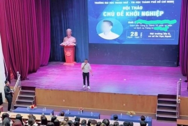 Sinh vien phan ung vi dien gia di muon, phat ngon phan cam hinh anh