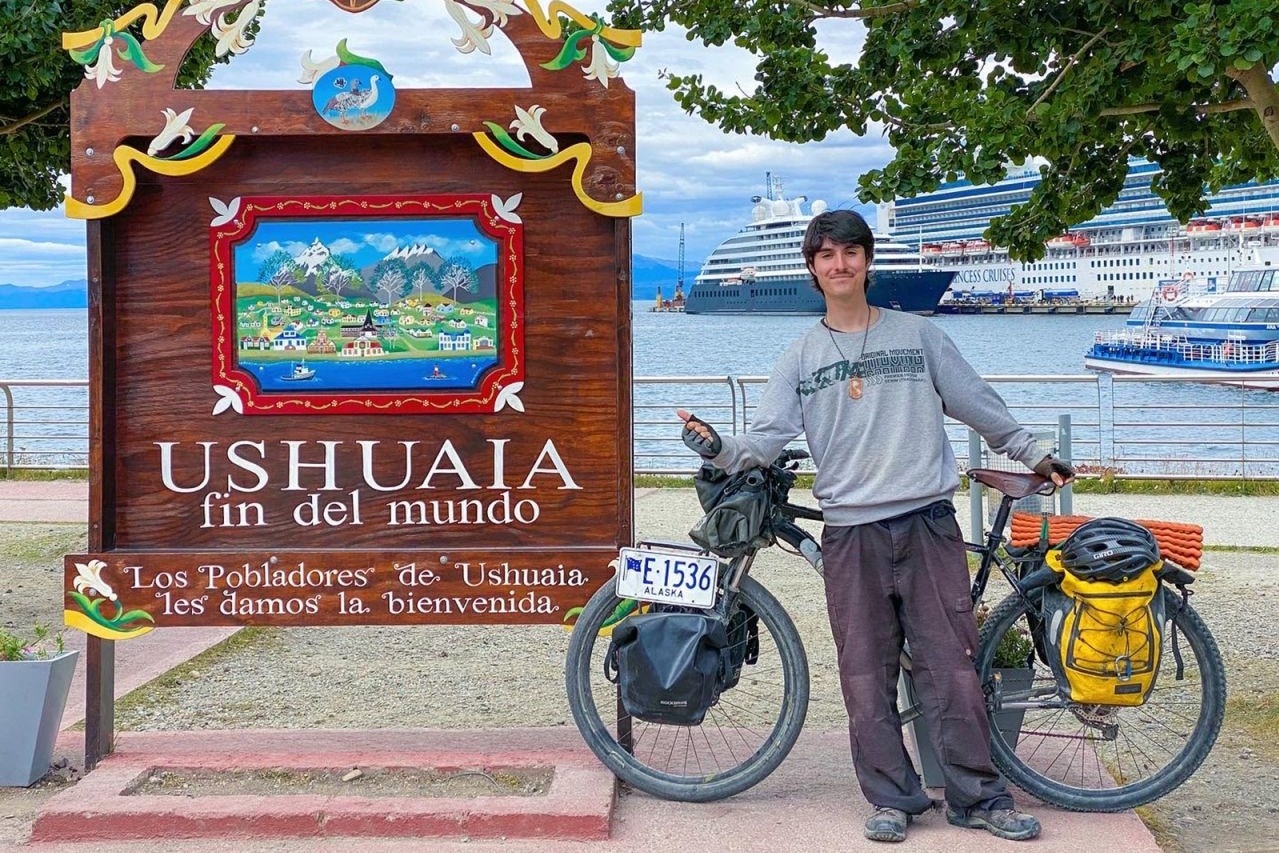 Thieu nien 17 tuoi mot minh dap xe xuyen chau My hinh anh