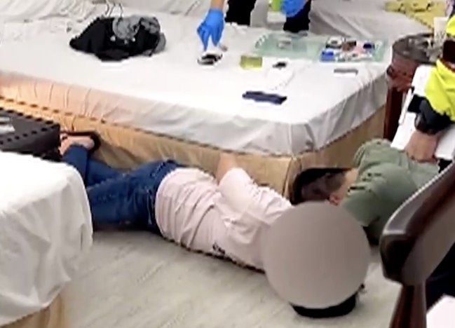 Nguoi phu nu Trung Quoc chuoc say, dinh ban ban hoc cu sang Campuchia hinh anh