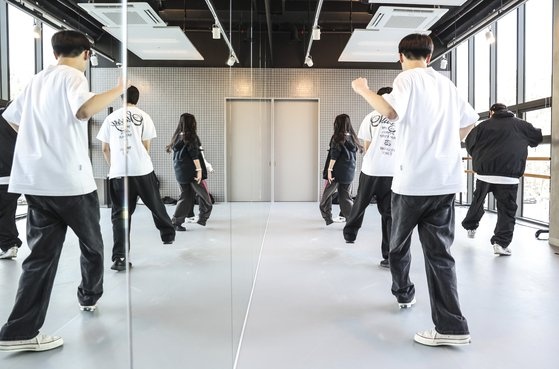 Bo hoc tu lop 10 de tap lam idol Kpop hinh anh