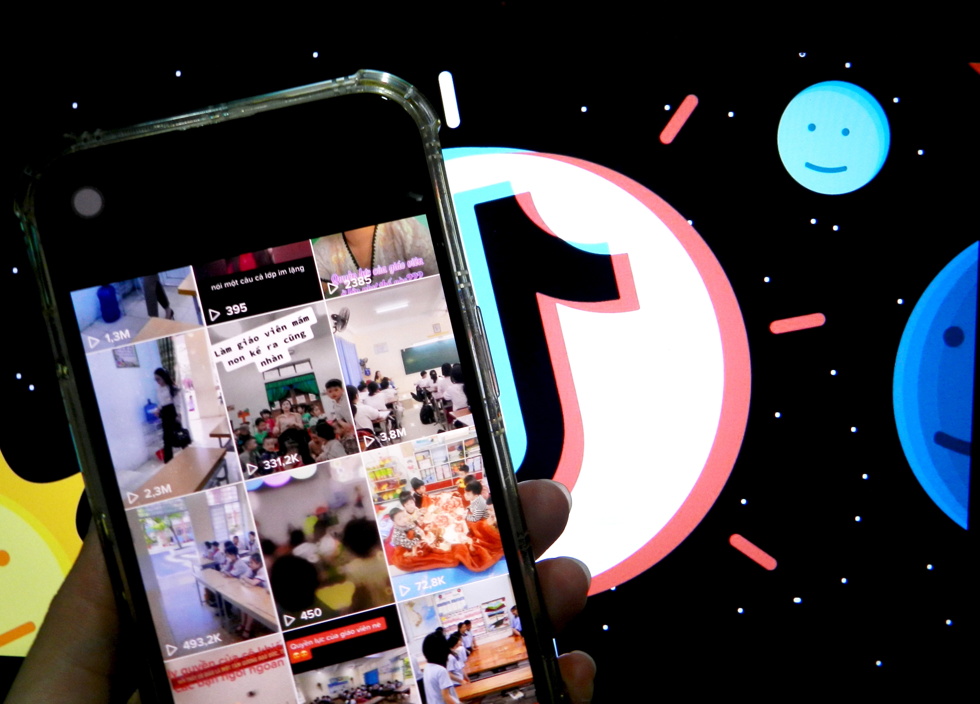 Giao vien khoe quyen luc, ‘to’ hoc sinh tren TikTok hinh anh