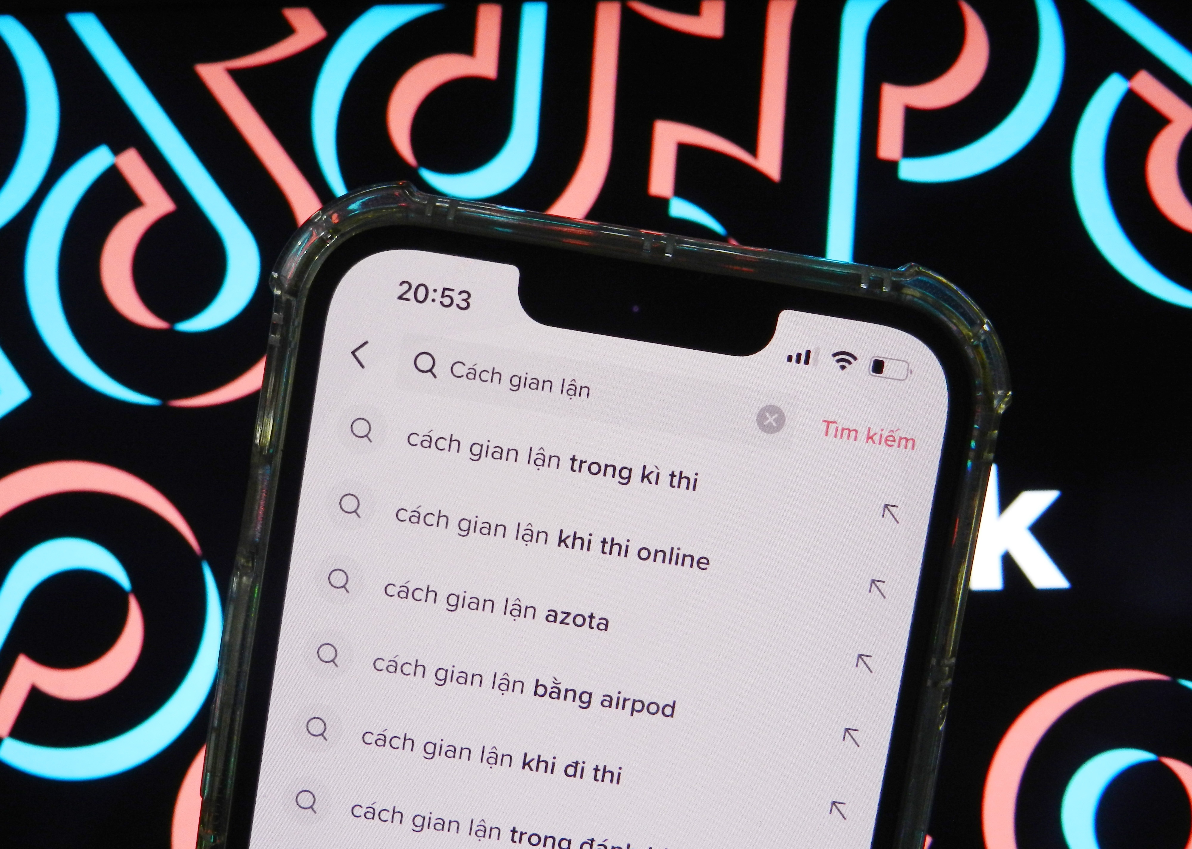 Video day gian lan thi cu tran lan tren TikTok hinh anh