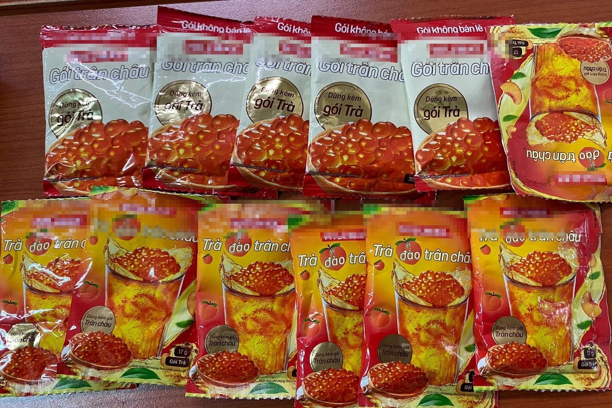 Nhom nguoi la phat do uong cho hoc sinh Ha Noi, truong canh bao hinh anh