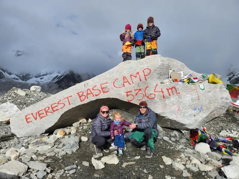 Cap vo chong New Zealand dua 4 con nho chinh phuc Everest Base Camp hinh anh