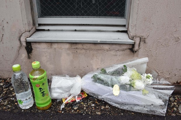 Hang chuc tre em mat mang vi nga khoi cua so o Nhat Ban hinh anh