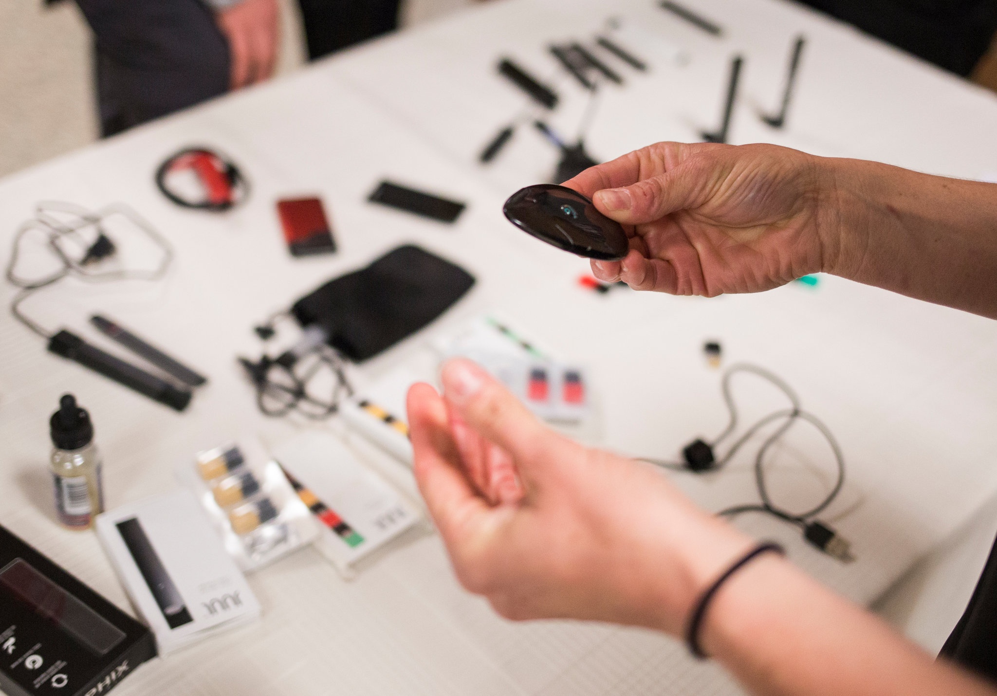 hoc sinh hut vape anh 1