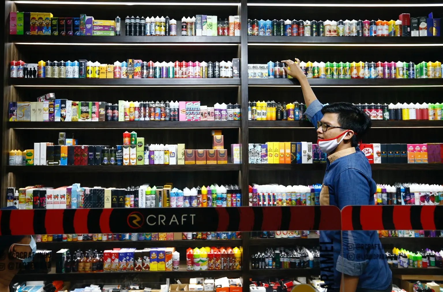 hoc sinh hut vape anh 2