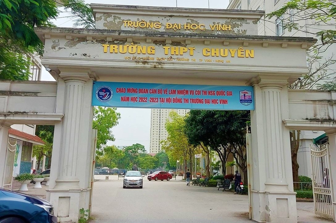 Bo GD&DT yeu cau bao cao vu nu sinh truong chuyen DH Vinh tu tu hinh anh
