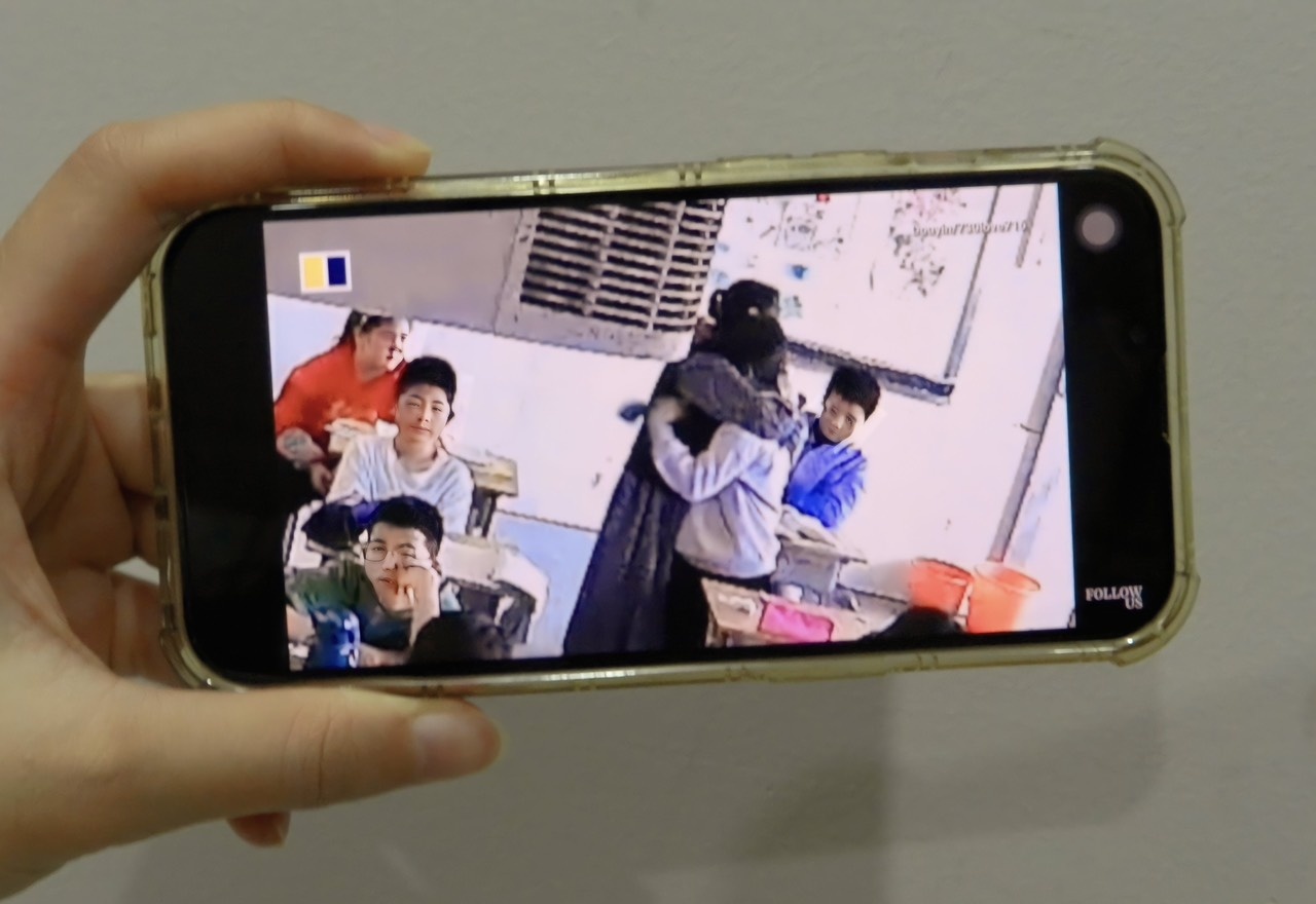 Cai om am ap cua co giao danh cho nu sinh mat cha hinh anh