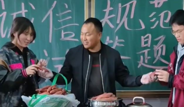 Thay giao hap khoai lang tang hoc sinh truoc ky thi hinh anh