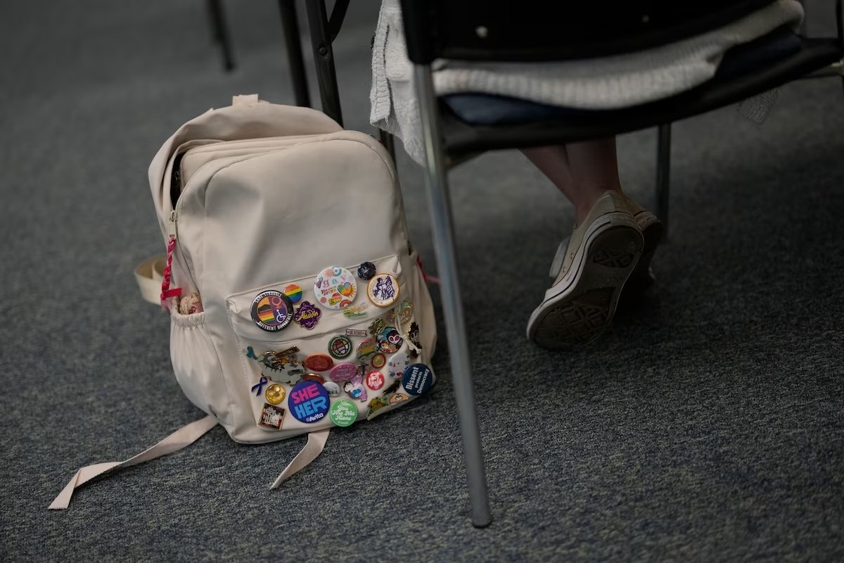 Ly do dau long dang sau viec mot hoc khu o My cam tre mang balo di hoc hinh anh