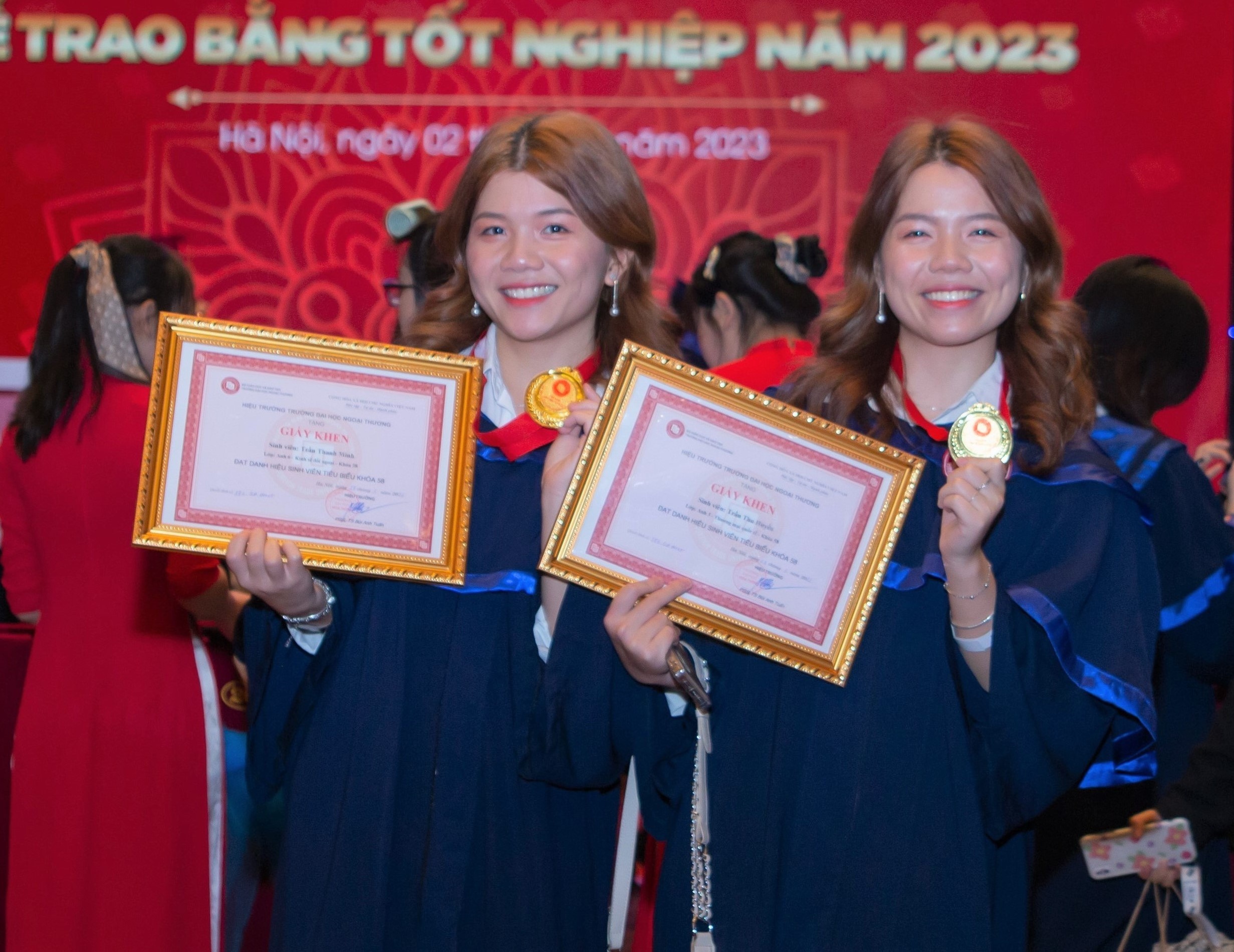 Chi em sinh doi cung tot nghiep xuat sac o Ngoai thuong hinh anh