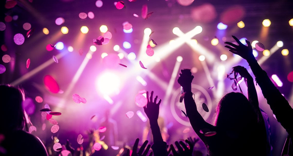 Lam them nhieu viec cung luc de co tien di xem concert cua than tuong hinh anh