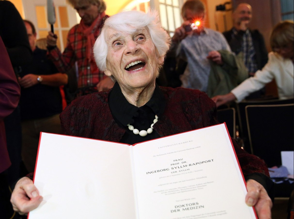 Bi kich cua cu ba lay bang tien si o tuoi 102 hinh anh