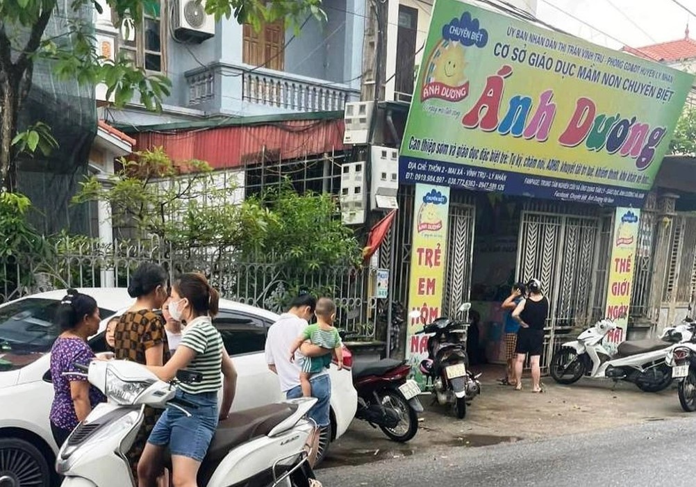 Be gai 5 tuoi hoc o co so mam non tu vong sau bua com hinh anh